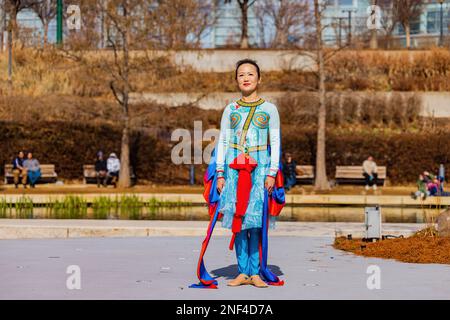 Oklahoma, 21 2023 GENNAIO - Sunny vista di una ballerina donna che fa la danza cinese di stile Foto Stock