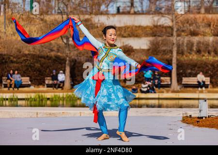 Oklahoma, 21 2023 GENNAIO - Sunny vista di una ballerina donna che fa la danza cinese di stile Foto Stock