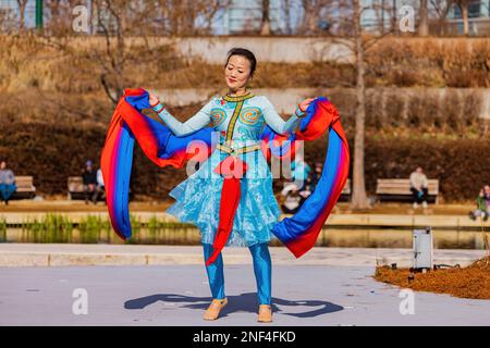 Oklahoma, 21 2023 GENNAIO - Sunny vista di una ballerina donna che fa la danza cinese di stile Foto Stock