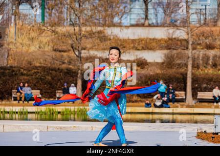 Oklahoma, 21 2023 GENNAIO - Sunny vista di una ballerina donna che fa la danza cinese di stile Foto Stock