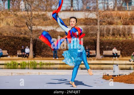 Oklahoma, 21 2023 GENNAIO - Sunny vista di una ballerina donna che fa la danza cinese di stile Foto Stock