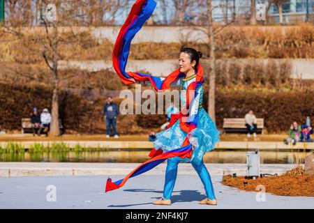 Oklahoma, 21 2023 GENNAIO - Sunny vista di una ballerina donna che fa la danza cinese di stile Foto Stock