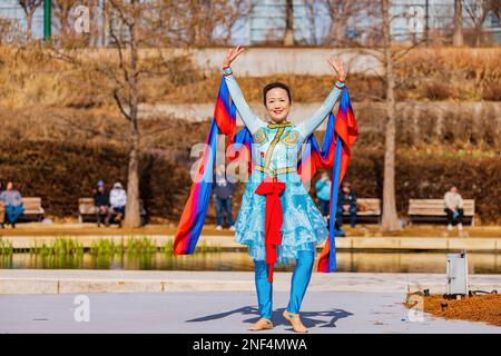 Oklahoma, 21 2023 GENNAIO - Sunny vista di una ballerina donna che fa la danza cinese di stile Foto Stock