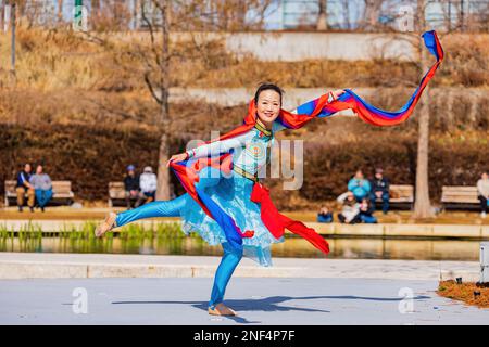 Oklahoma, 21 2023 GENNAIO - Sunny vista di una ballerina donna che fa la danza cinese di stile Foto Stock