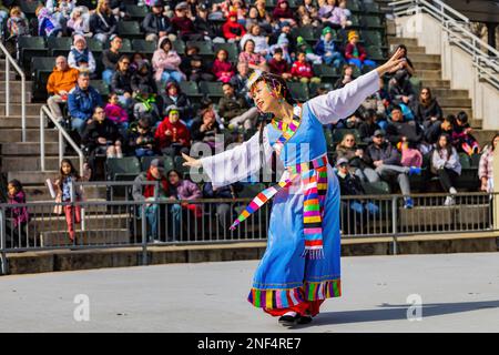 Oklahoma, 21 2023 GENNAIO - Sunny vista di una ballerina donna che fa la danza cinese di stile Foto Stock