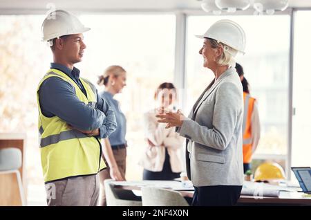 Team di costruzione, meeting di architettura e collaborazione tra ingegneri e gruppi di lavoro industriali. Immobiliare, building management e dipendente Foto Stock