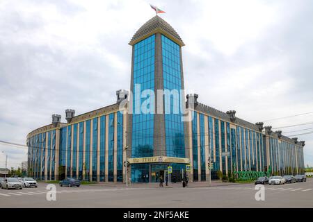 GROZNY, RUSSIA - 29 SETTEMBRE 2021: La costruzione della Grozny state Oil Technical University prende il nome dall'accademico M. D. Millionshchikov Foto Stock