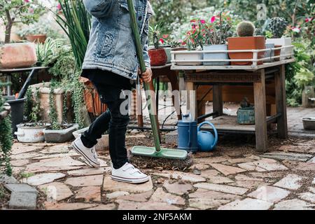 Un bambino senza volto che scava lascia al cortile nel mattino. Foto Stock