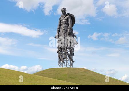 RZHEV, RUSSIA - 15 LUGLIO 2022: Scultura di un soldato addolente contro un cielo estivo blu. Memoriale in onore di tutti i soldati sovietici morti durante il Foto Stock