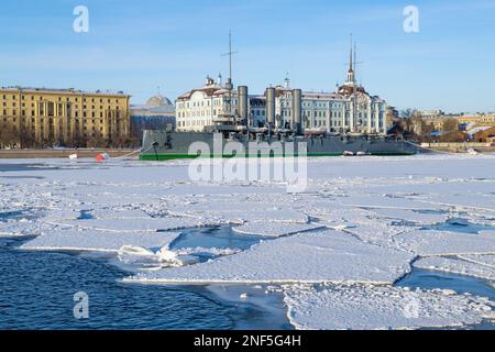 ST. PETERSBURG, RUSSIA - 12 FEBBRAIO 2023: Incrociatore 'Aurora' sullo sfondo della costruzione della scuola navale di Nakhimov in un soleggiato febbraio d Foto Stock