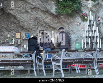 Sperongia Morfasso, Italia - 12nd febbraio 2023 Statua della Madonna dell'Immacolata Concezione nella Grotta di nostra Signora di Lourdes a Sperongia. Foto Stock