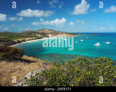 Vista sulla baia di Watsons con barche ancorate, Lizard Island, Australia Foto Stock