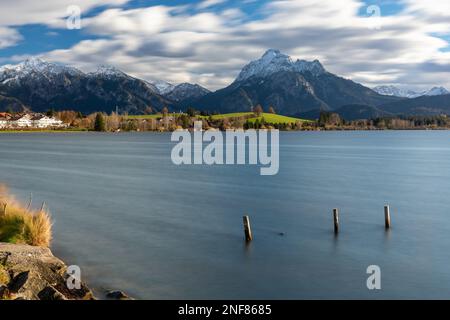 Pomeriggio di sole al lago Hopfensee vicino a Fuessen, Baviera, Germania in autunno Foto Stock