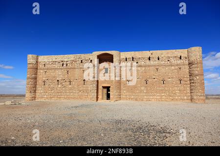 Qasr Kharana, Qasr Karrana, auch als Qasr al-Harrana, Qasr al-Kharanah, Kharaneh oder Hraneh, eines der besterhaltenen Wüstenschlösser in Jordanien / Foto Stock
