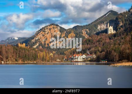 Vista sul lago Alpsee a Hohenschwangau, vicino a Fuessen, Baviera, Germania Foto Stock