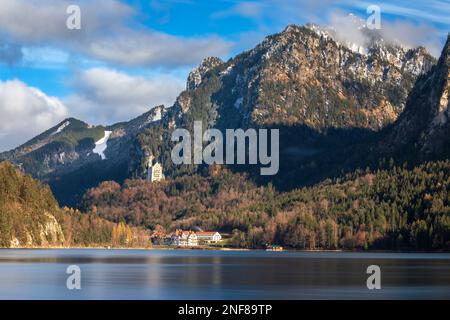 Vista sul lago Alpsee a Hohenschwangau, vicino a Fuessen, Baviera, Germania Foto Stock