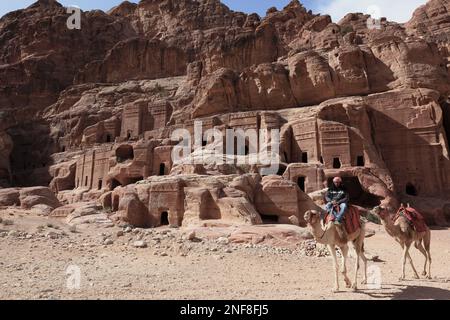 Beduinen mit Reitkamelen, verlassene Felsenstadt Petra, al-Batra, Hauptstadt des Reiches der Nabatäer, Jordanien, Unesco-Weltkulturerbe / Bedouin wi Foto Stock