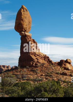 Balanced Rock è una delle caratteristiche più popolari dell'Arches National Park, situato nella Grand County, Utah, Stati Uniti Foto Stock