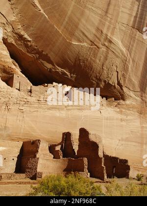 White House Ruin nel Canyon de Chelly National Monument, costruito storicamente dagli indiani Anasazi Foto Stock