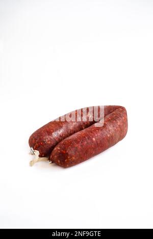sujuk o sucuk o soudjouk cibo salsicce turche su sfondo bianco Foto Stock