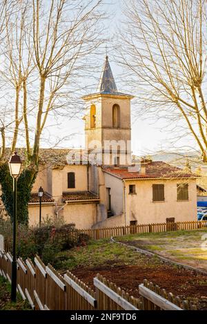 Vista della chiesa di San Cristoforo nella piccola città di Mazaugues nel dipartimento del Var, situato all'estremità orientale del massiccio di Sainte-Baume, in Foto Stock