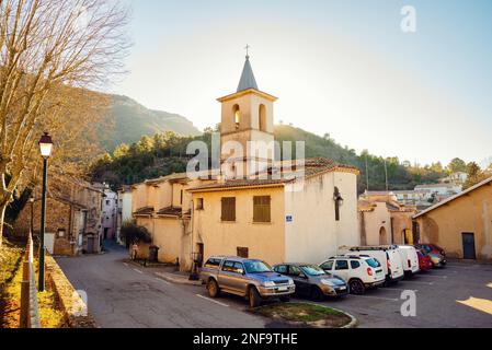 Vista della chiesa di San Cristoforo nella piccola città di Mazaugues nel dipartimento del Var, situato all'estremità orientale del massiccio di Sainte-Baume, in Foto Stock