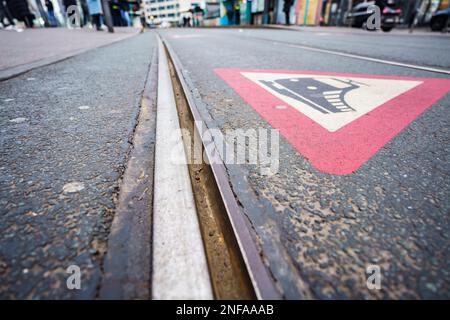 17 febbraio 2023, Hesse, Francoforte sul meno: I binari del tram di fronte alla stazione ferroviaria principale di Francoforte sono vuoti questa mattina, mentre tutte le nove linee della metropolitana e le dieci linee del tram della compagnia di trasporti Frankfurt am Main (VGF) sono in sciopero per tutto il giorno. Il sindacato Verdi aveva annunciato che avrebbe colpito i trasporti pubblici locali in diverse città hessian il Venerdì nella disputa salariale del settore pubblico e paralizzare sette aeroporti in tutta la Germania per l'intera giornata. Foto: Frank Rumpenhorst/dpa Foto Stock