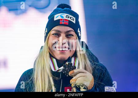 Méribel, Francia 20230216.Ragnhild Mowinckel durante la cerimonia della medaglia dopo aver preso il bronzo nello slalom gigante femminile ai Campionati del mondo Alpino a Méribel, Francia. Foto: Lise Aaserud / NTB Foto Stock