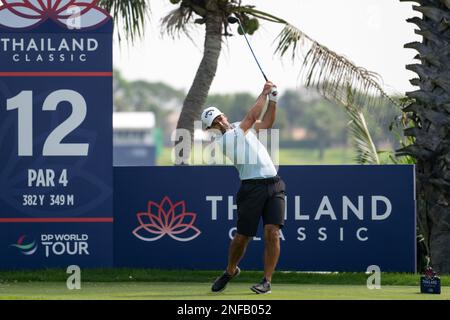 Chonburi, THAILANDIA. 17th febbraio, 2023. Fabrizio Zanotti del PARAGUAY tee fuori alla buca 12 durante il 2nd° round il DP World Thailandia Classic all'Amata Spring Country Club di Chonburi, THAILANDIA. Zanotti chiuderebbe con un 67-under per passare al 2nd° posto il clubhouse in testa a -11. Credit: Jason Butler/Alamy Live News. Foto Stock