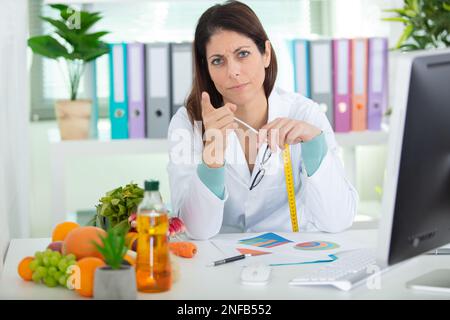 nutrizionista professionista che lavora alla scrivania Foto Stock