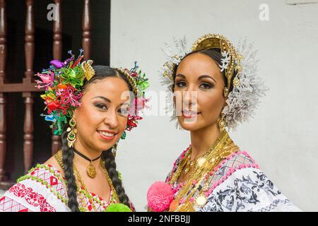 Due donne panamaniane che indossano il colorato pollera tradizionale, il vestito nazionale di Panama. Insieme al bel vestito ricamato a mano, oro je Foto Stock