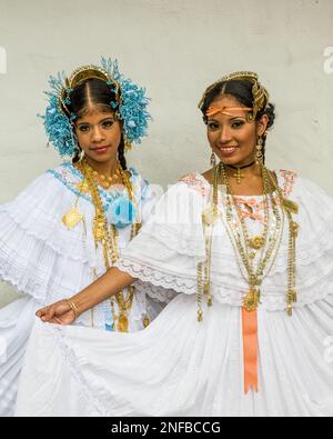 Due donne panamaniane che indossano il colorato pollera tradizionale, il vestito nazionale di Panama. Insieme al bel vestito ricamato a mano, oro je Foto Stock