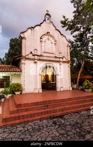 Ricostruzione di una chiesa cattolica dall'epoca coloniale spagnola a mi Pueblito a Panama City. È tipico delle piccole chiese cattoliche che Foto Stock