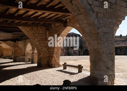 Sala giochi coperta, Rue de la Porte de Campan, Place des Cornières, Monpazier, Dordgne Dipartimento, Francia Foto Stock