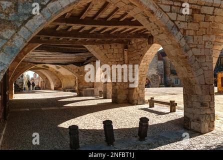 Sala giochi coperta, Rue de la Porte de Campan, Place des Cornières, Monpazier, Dordgne Dipartimento, Francia Foto Stock