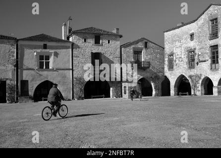 Francese in bicicletta, Place des Cornières, Monpazier, Dordgne Dipartimento, Francia Foto Stock