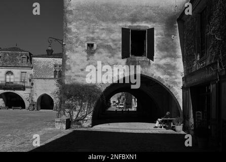 Arcade coperta, Place des Cornières, Monpazier, Dordgne Dipartimento, Francia Foto Stock