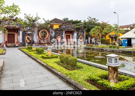 TAM Quan è un cancello d'ingresso al tempio di Ba Mu a Hoi An, Vietnam. Foto Stock