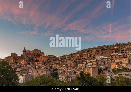 Il borgo medievale di Caccamo al crepuscolo, in Sicilia Foto Stock