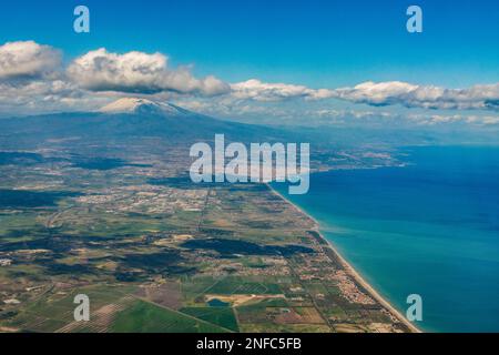 Vista aerea di Catania e del vulcano Etna, Sicilia Foto Stock