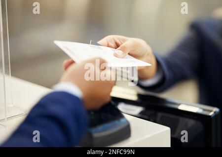 Mani, aeroporto e agente di servizio con biglietto, passaporto o documenti per salire a bordo dell'aereo al banco del terminal. Mano di assistente del passeggero femmina che dà Foto Stock