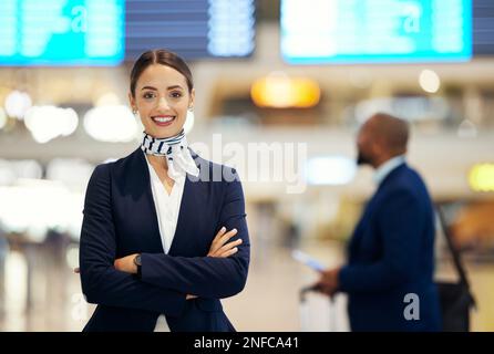 Donna, aeroporto e agente di servizio con le braccia incrociate in piedi pronti con sorriso in FAQ, aiuto o direzione. Ritratto di felice passeggero di compagnia aerea femminile Foto Stock