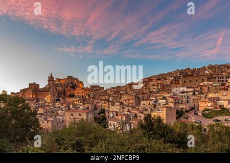 Il borgo medievale di Caccamo al crepuscolo, in Sicilia Foto Stock