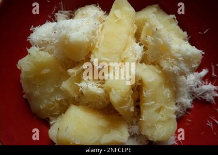 La patate dolci bollite è Un tipico cibo indonesiano, che viene servito in una Red Bowl, nel Villaggio di Air Tanak durante il giorno Foto Stock