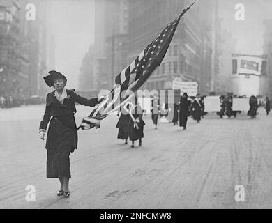 Neysa McMein che porta la bandiera alla parata di suffragio di una donna a New York City - 1917. Foto Stock