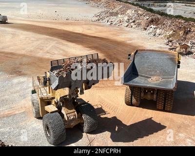 Enorme pala gommata Caricamento calcare i dumper, cava di calcare, trasporto di ore Foto Stock