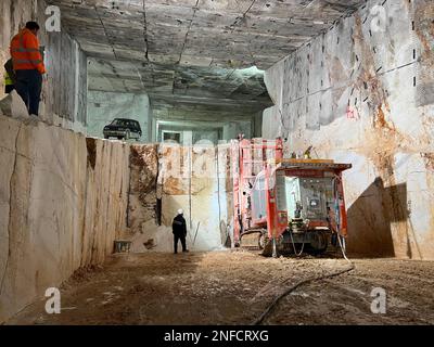 Lavorando in una cava di marmo sotterranea in Europa, motosega Foto Stock