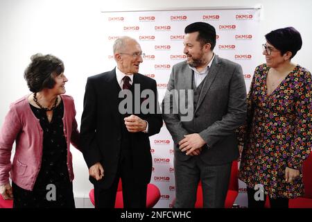 Leucemia mieloide acuta (AML) Alison Williams (sinistra), paziente Ivor Godfrey-Davis (seconda sinistra), 73, di Andover, Hampshire, con il suo donatore di cellule staminali del sangue, Mark Jones, 54, di Witham, Essex, E il suo partner Rachel Lee mentre si incontrano per la prima volta dopo la donazione salvavita, presso gli uffici del DKMS a Londra. Data immagine: Giovedì 16 febbraio 2023. Foto Stock