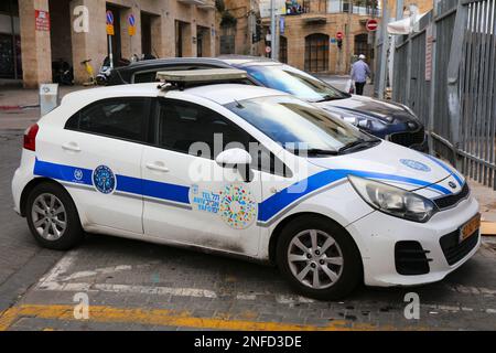 TEL AVIV, ISRAELE - 2 NOVEMBRE 2022: Macchina di polizia compatta Kia Rio a Tel Aviv, Israele. La polizia di Israele è la polizia civile di Israele. Foto Stock