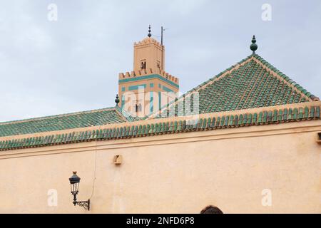 Marrakech città punto di riferimento in Marocco. Torre minareto della Moschea ben Youssef. Foto Stock